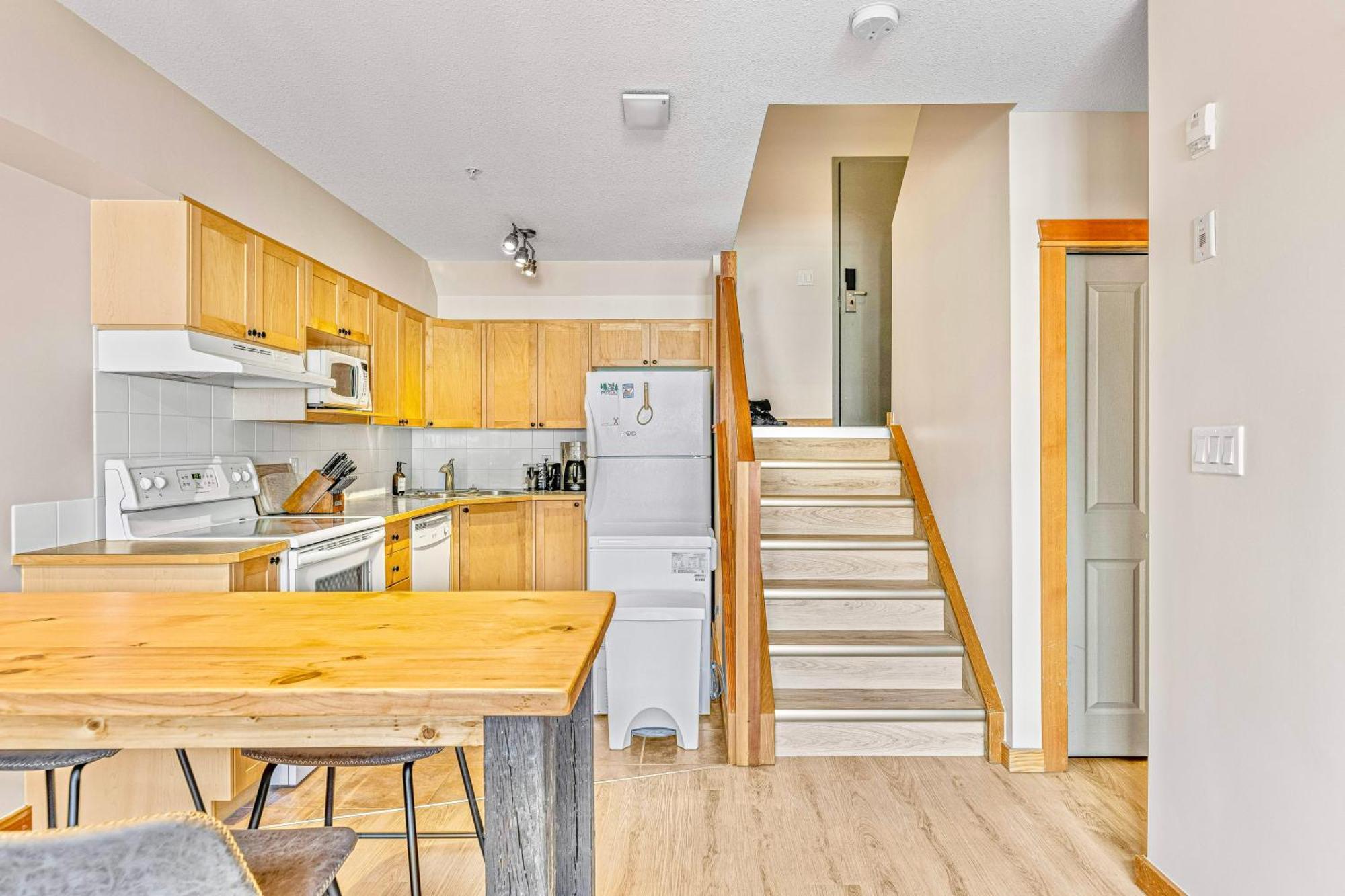 Canmore Mountain View Loft Apartment Heated Outdoor Pool Esterno foto