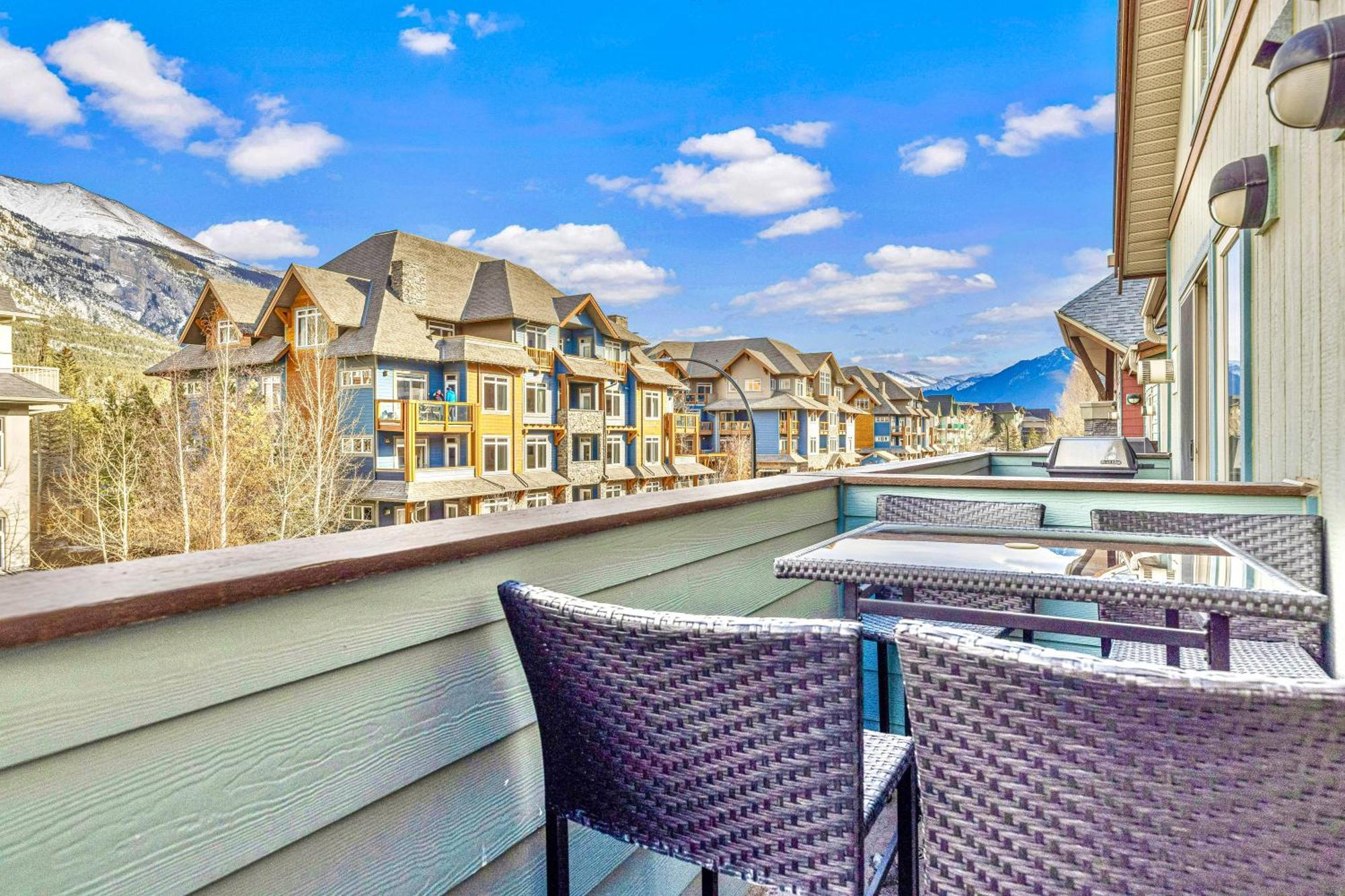 Canmore Mountain View Loft Apartment Heated Outdoor Pool Esterno foto