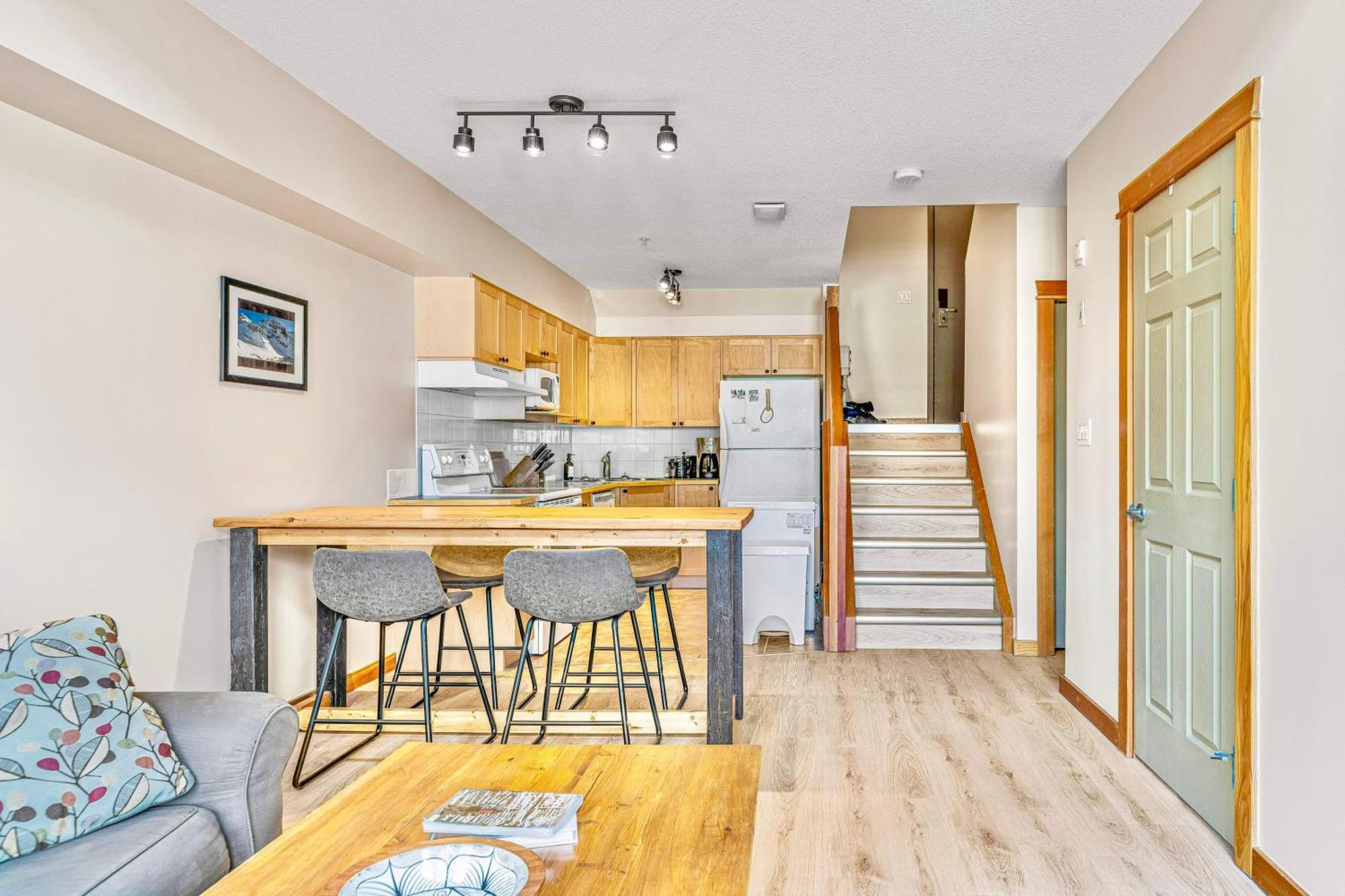 Canmore Mountain View Loft Apartment Heated Outdoor Pool Esterno foto