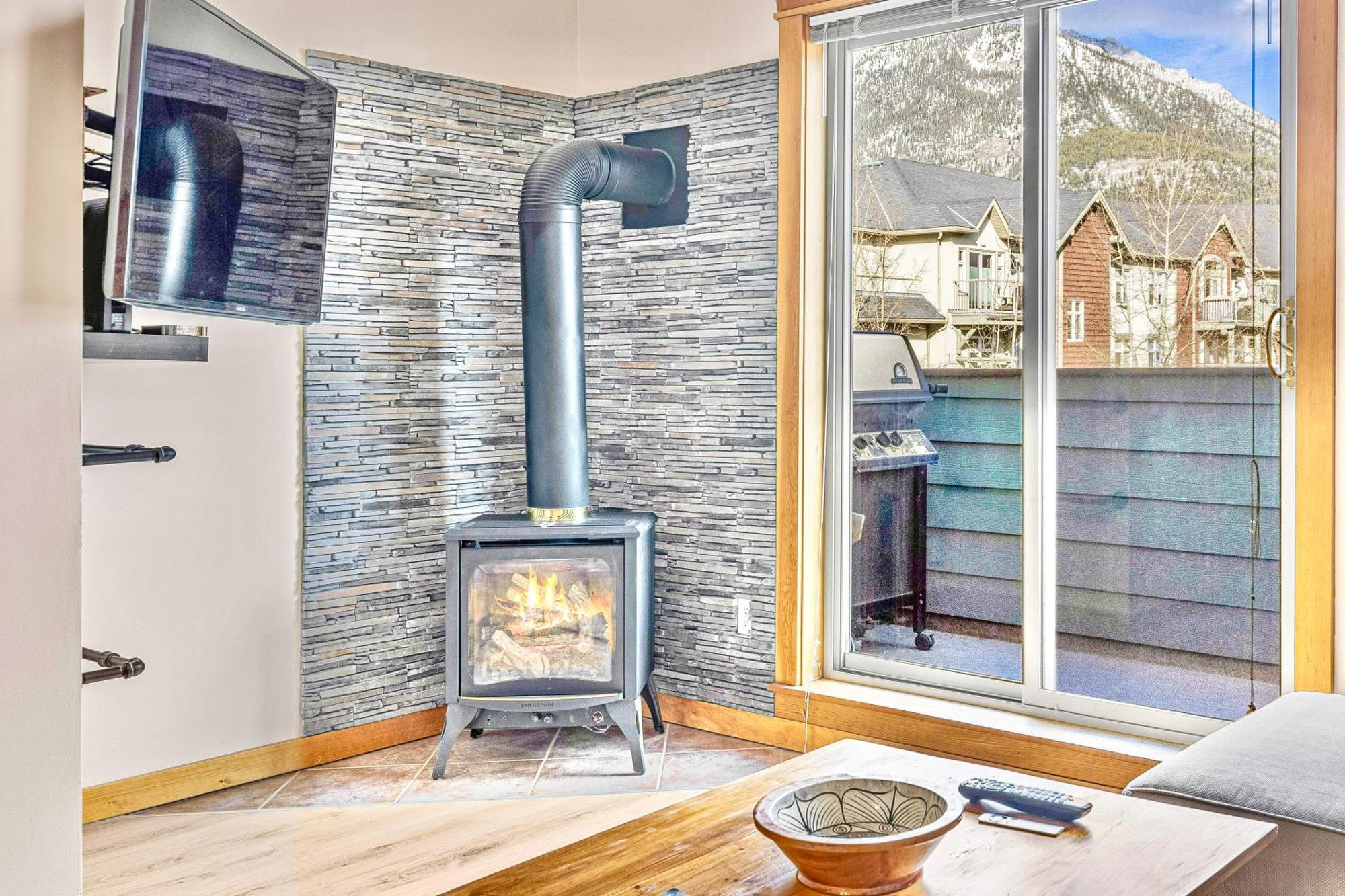Canmore Mountain View Loft Apartment Heated Outdoor Pool Esterno foto