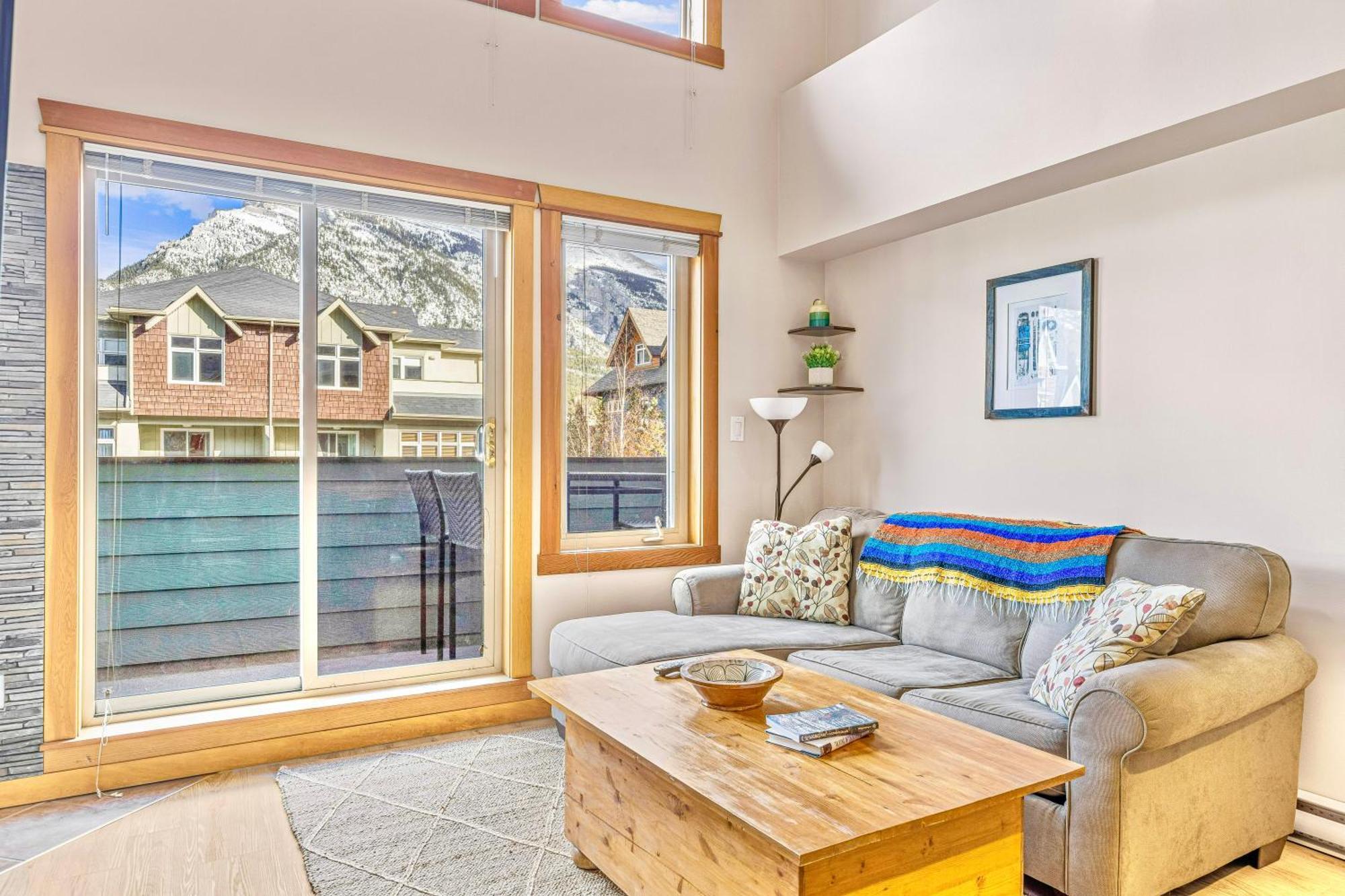 Canmore Mountain View Loft Apartment Heated Outdoor Pool Esterno foto