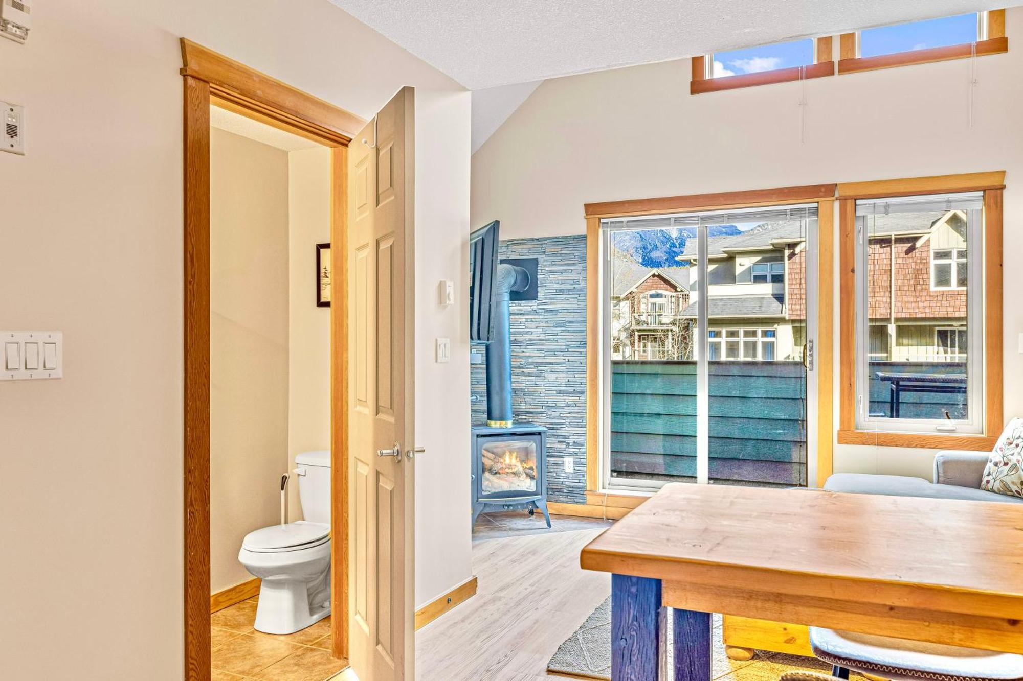 Canmore Mountain View Loft Apartment Heated Outdoor Pool Esterno foto