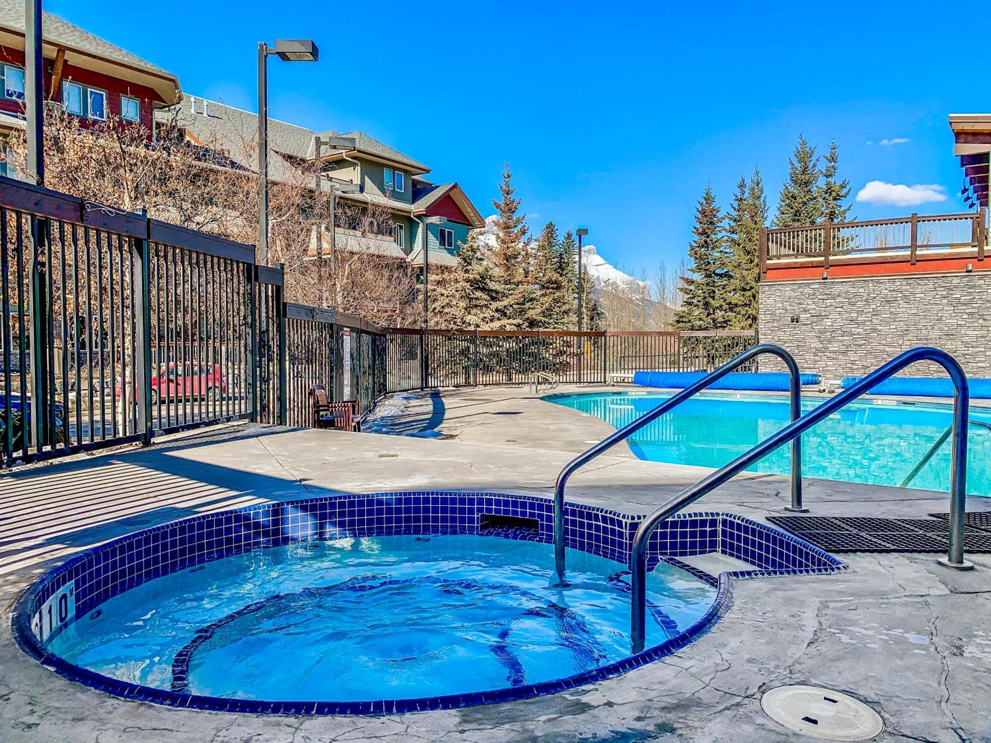 Canmore Mountain View Loft Apartment Heated Outdoor Pool Esterno foto