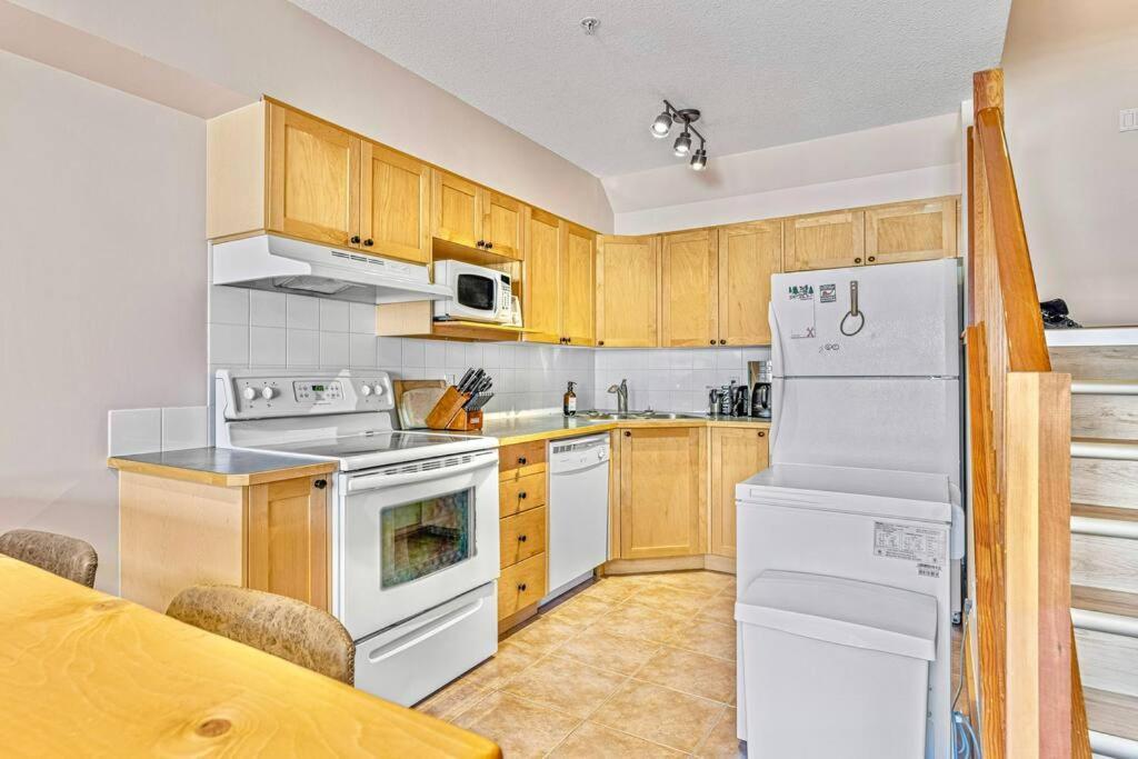 Canmore Mountain View Loft Apartment Heated Outdoor Pool Esterno foto
