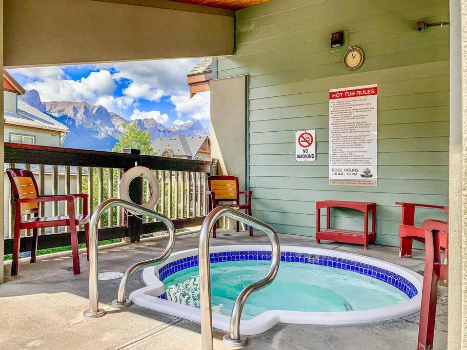 Canmore Mountain View Loft Apartment Heated Outdoor Pool Esterno foto