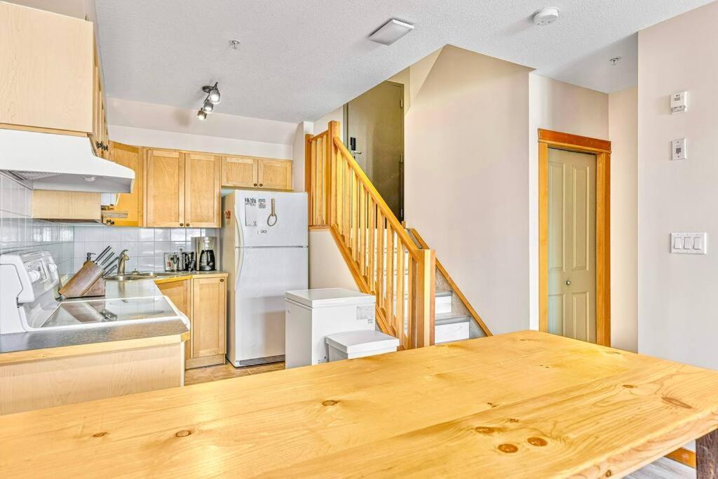 Canmore Mountain View Loft Apartment Heated Outdoor Pool Esterno foto