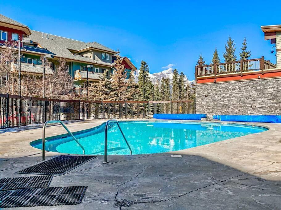 Canmore Mountain View Loft Apartment Heated Outdoor Pool Esterno foto