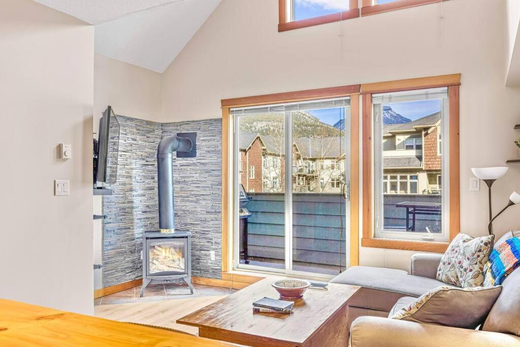 Canmore Mountain View Loft Apartment Heated Outdoor Pool Esterno foto